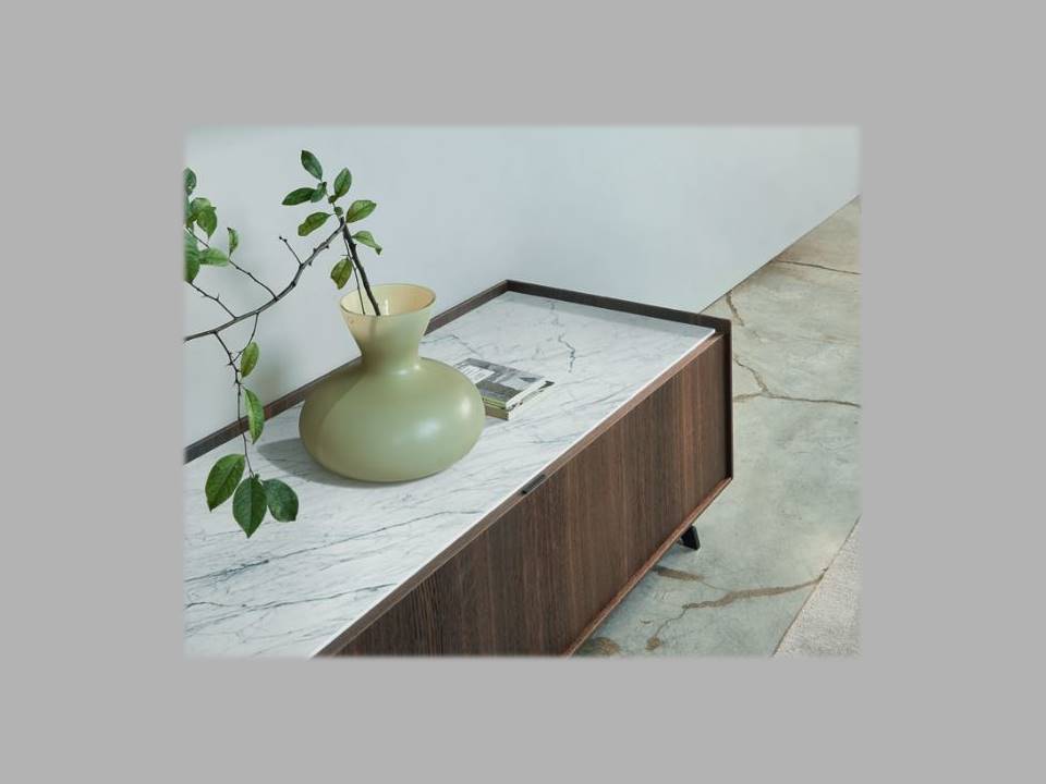 mobile basso in rovere termotrattato e ceramica